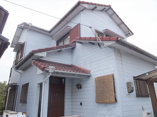 大垣市でサイディングの外壁塗装、劣化のサインであるチョーキングやシーリング材のひび割れを確認